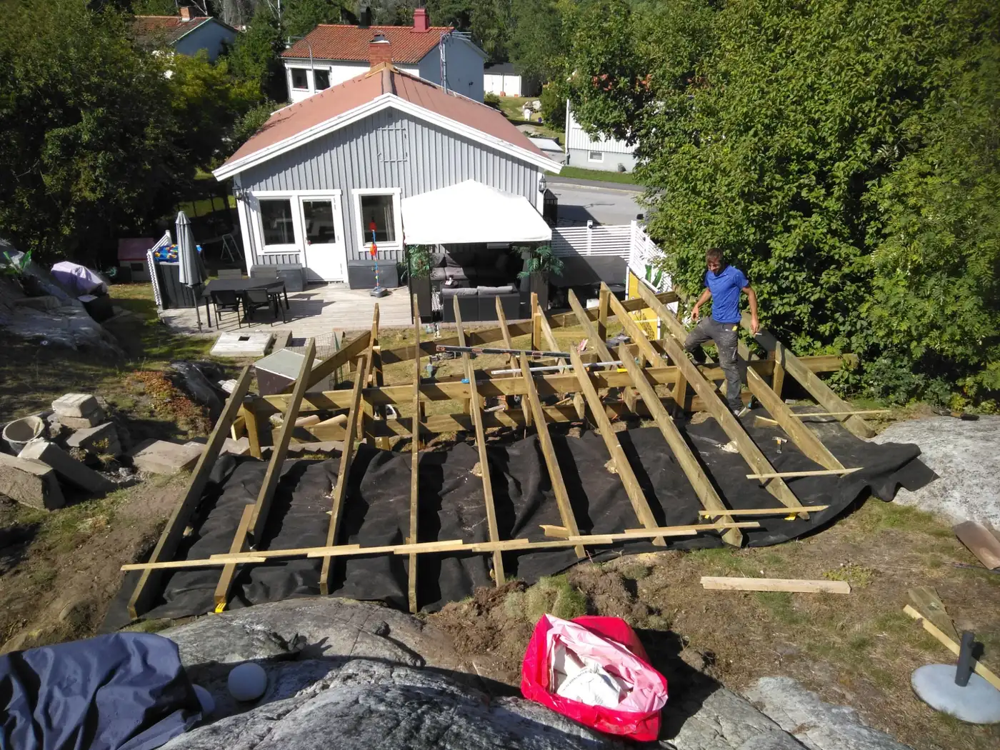 Trädäck på klipptomt i Nacka före arbetet