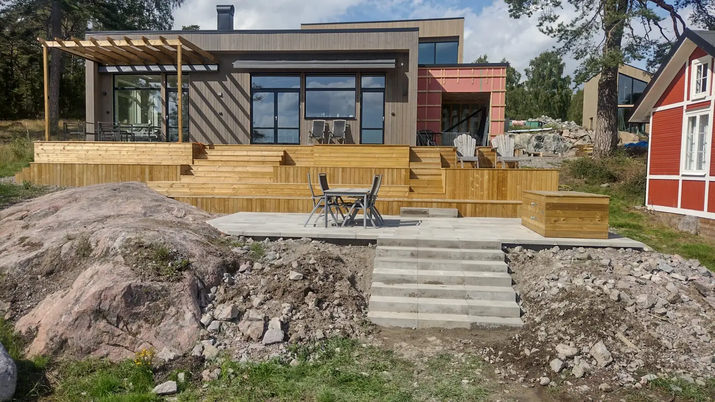 Trädäck med pergola efter arbetet