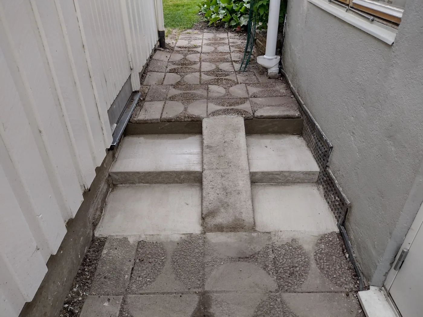 Samma passage färdigt stenlagd med plattor och trappsteg