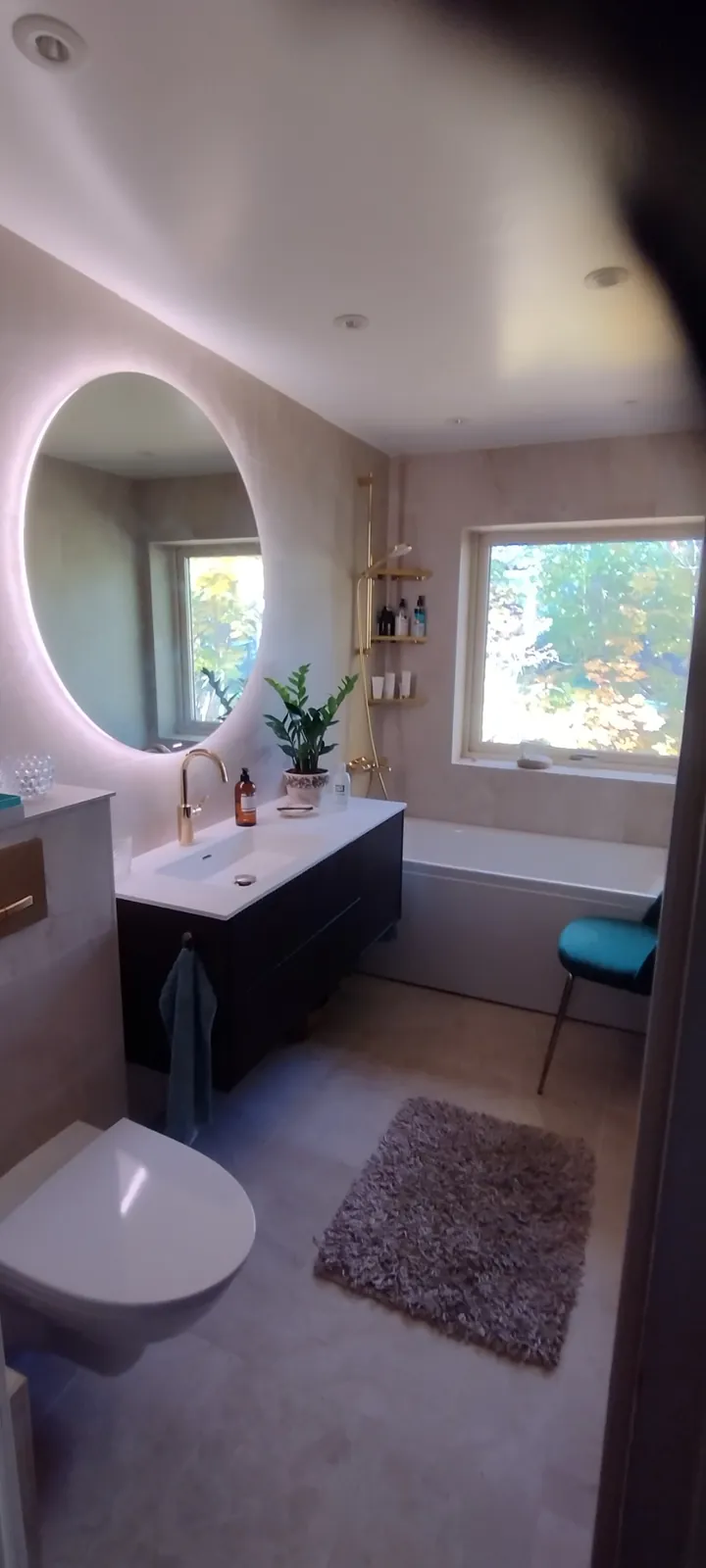 Badrumsrenovering med rund spegel, bild 2 av 6