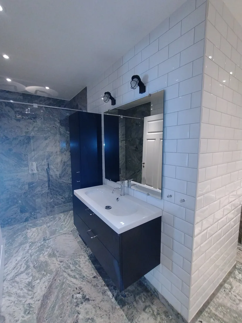 Badrumsrenovering med natursten utförd av Robert’s Hantverks Service
