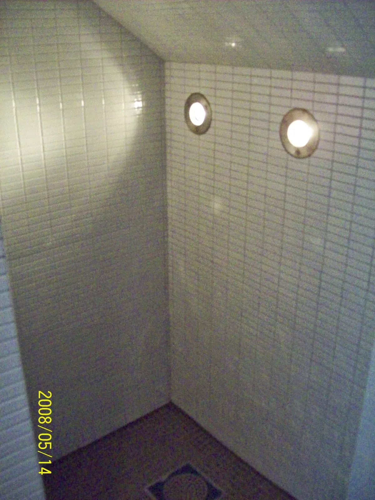 Badrumsrenovering med mosaik i Bromma, bild 2 av 4