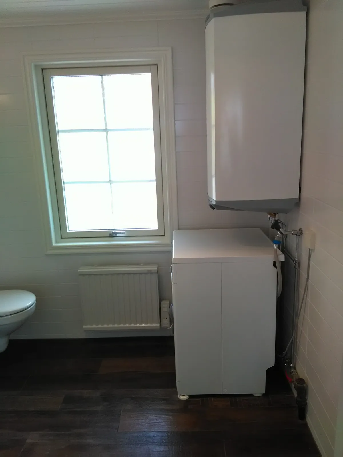 Badrumsrenovering med träimiterande klinker, bild 1 av 3
