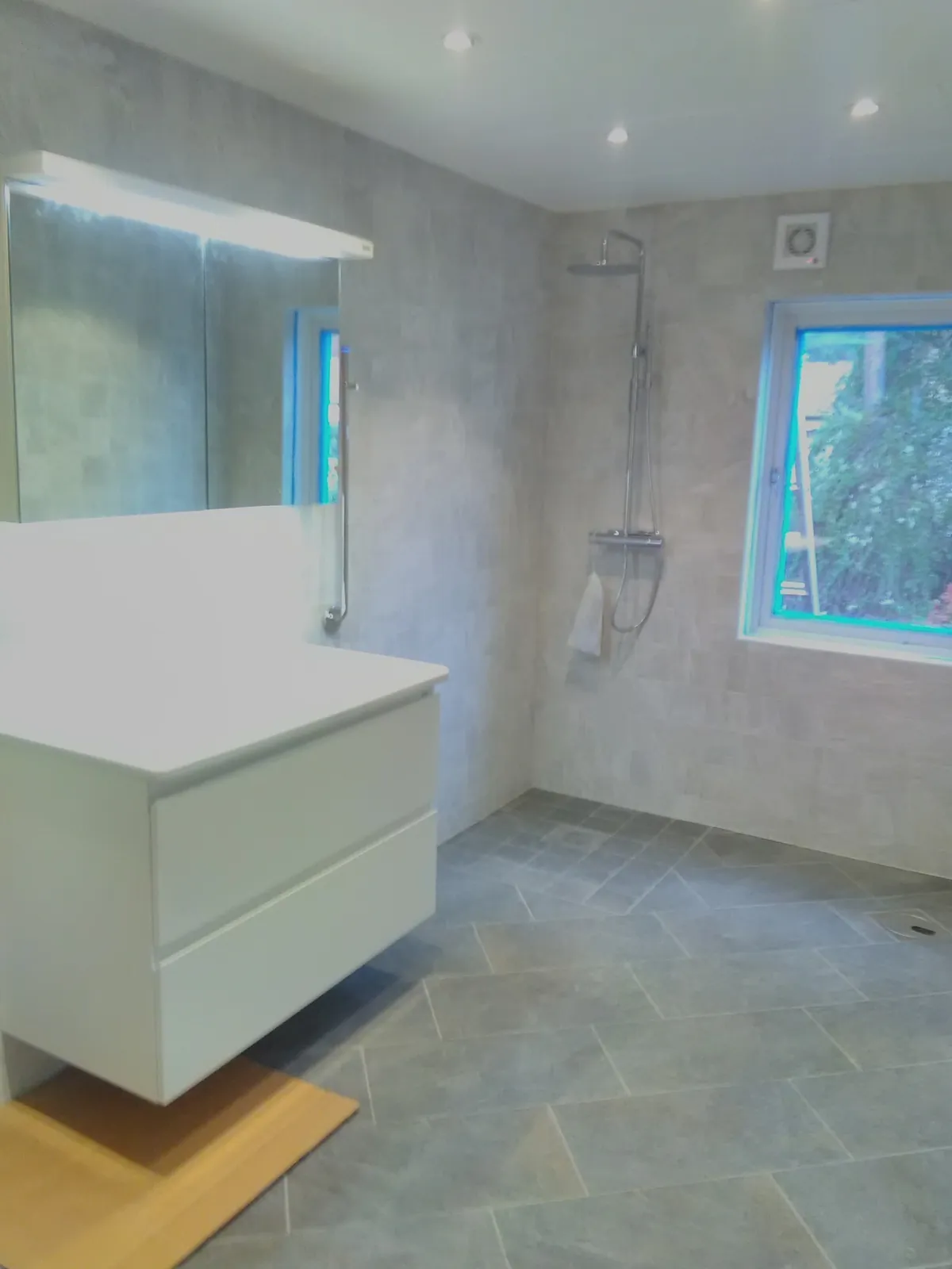 Badrumsrenovering med badkar och dusch i Bromma, bild 2 av 5
