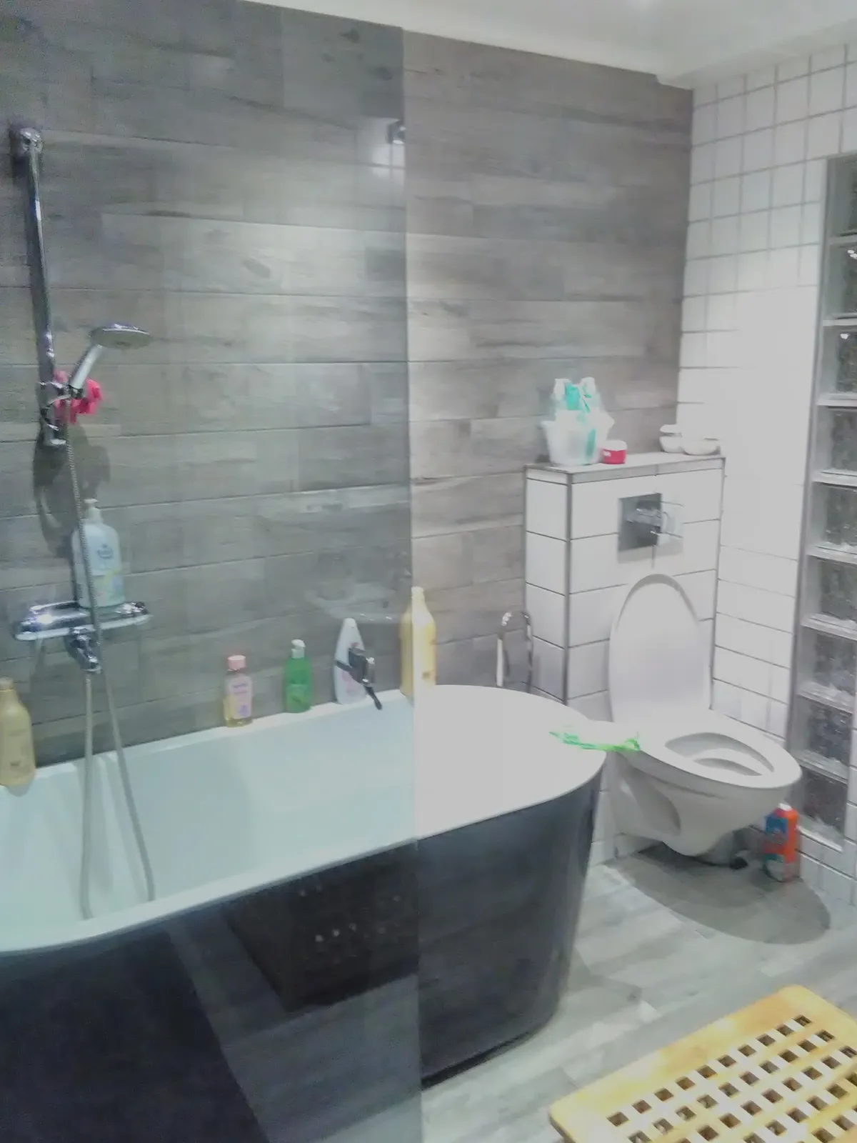 Badrumsrenovering med frittstående badkar i Bromma, bild 1 av 2