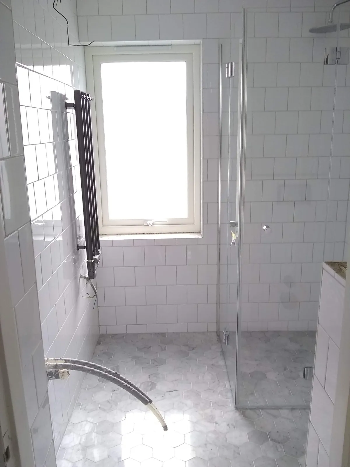 Badrumsrenovering med duschhörna i Täby, bild 3 av 7