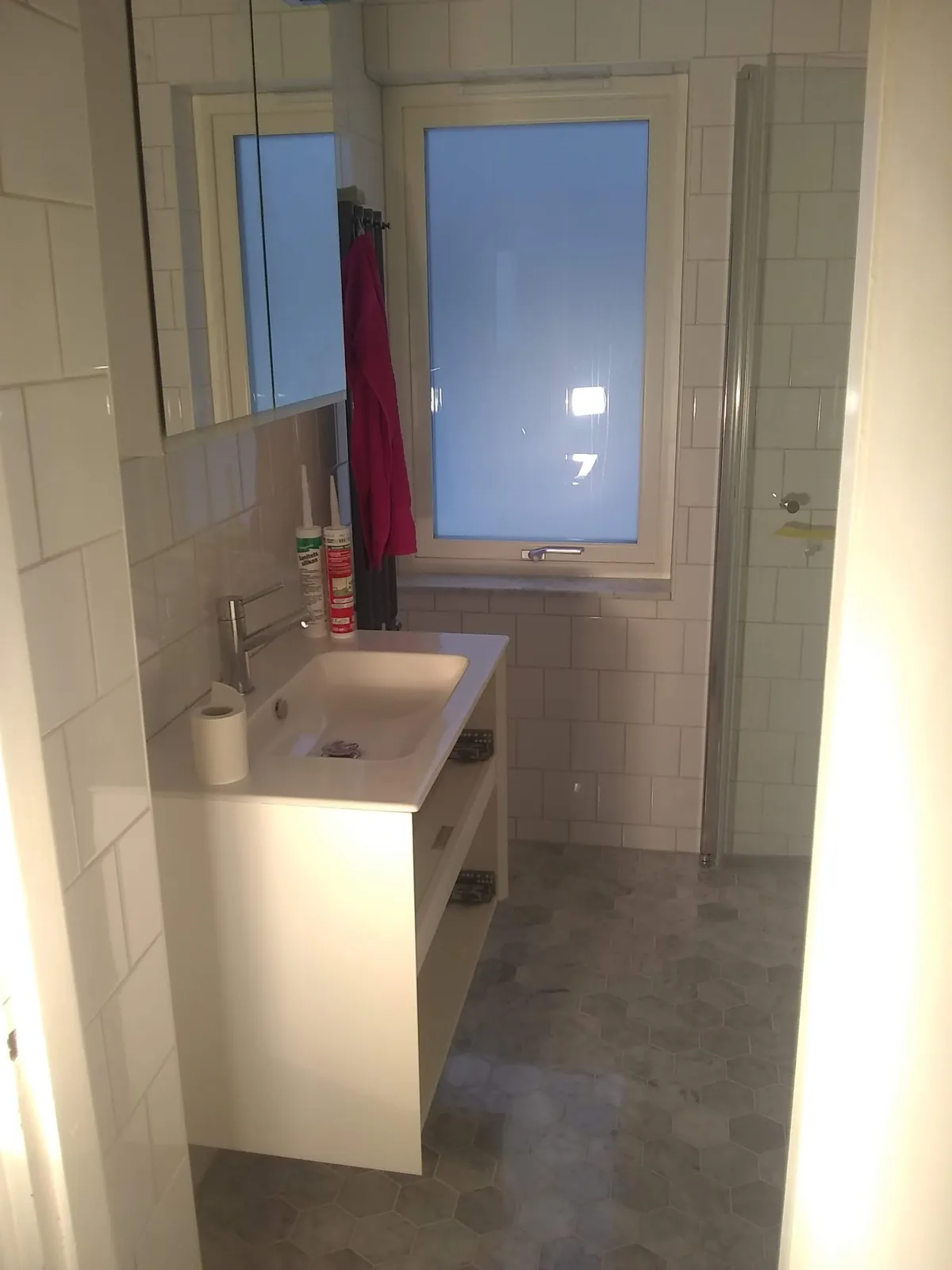 Badrumsrenovering med duschhörna i Täby, bild 4 av 7