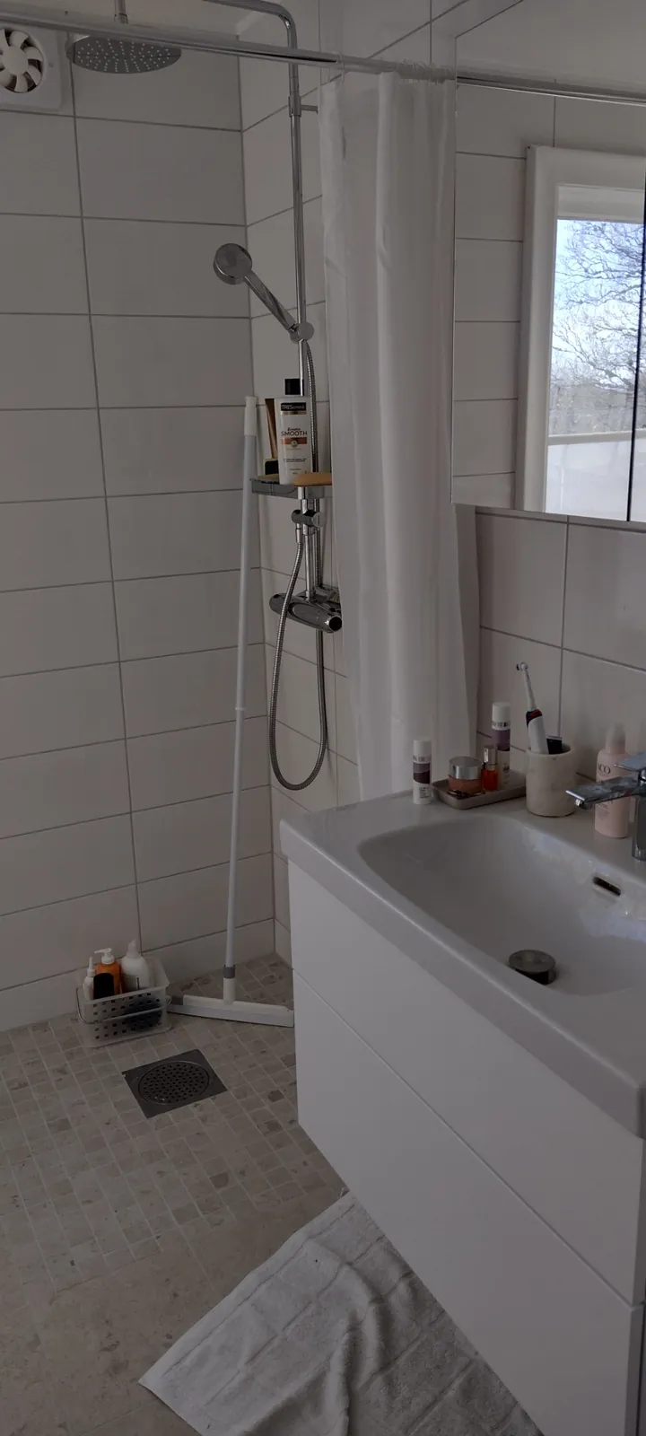 Badrumsrenovering med mosaikrand, bild 2 av 3