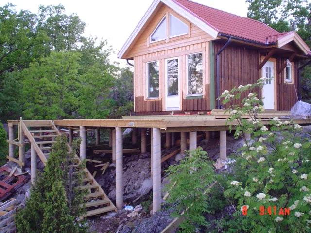 Altan på plintar i sluttning, bild 3 av 5